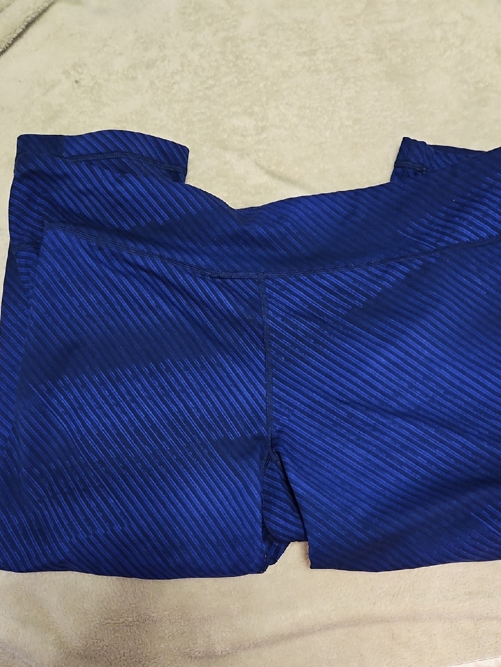 Under Armour Deep Blue And BLACK  WOMENS  Striped Performance Capris IN SIZE XL
